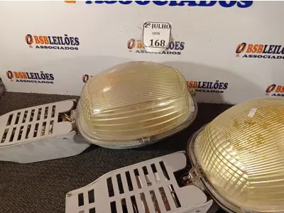 LOTE 168 - 02 LUMINÁRIAS PARA POSTE (NO ESTADO) ATENÇÃO! FAZER A VISITAÇÃO ANTES DE ARREMATAR, NÃO SABEMOS SE FUNCIONA. LEILÃO NÃO TEM GARANTIA E NEM DEVOLUÇÃO, SUJEITO A POSSÍVEIS AVARIAS VISÍVEIS/OCULTAS E/OU AUSÊNCIA DE COMPONENTES.