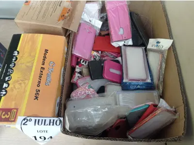 LOTE 194 - 01 CAIXAS COM VÁRIAS CAPAS DE CELULARES DIVERSOS E MODENS ANTIGOS (NO ESTADO) ATENÇÃO! FAZER A VISITAÇÃO ANTES DE ARREMATAR, NÃO SABEMOS SE FUNCIONA. LEILÃO NÃO TEM GARANTIA E NEM DEVOLUÇÃO, SUJEITO A POSSÍVEIS AVARIAS VISÍVEIS/OCULTAS E/OU AUSÊNCIA DE COMPONENTES.