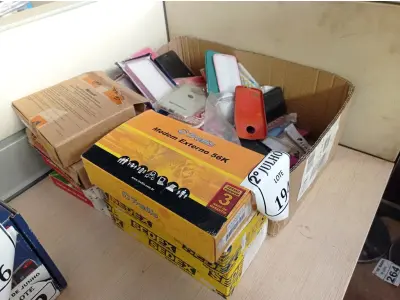 LOTE 194 - 01 CAIXAS COM VÁRIAS CAPAS DE CELULARES DIVERSOS E MODENS ANTIGOS (NO ESTADO) ATENÇÃO! FAZER A VISITAÇÃO ANTES DE ARREMATAR, NÃO SABEMOS SE FUNCIONA. LEILÃO NÃO TEM GARANTIA E NEM DEVOLUÇÃO, SUJEITO A POSSÍVEIS AVARIAS VISÍVEIS/OCULTAS E/OU AUSÊNCIA DE COMPONENTES.