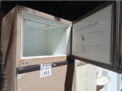 LOTE 411 - 01 GELADEIRA BRASTEMP 220V (NO ESTADO) ATENÇÃO! FAZER A VISITAÇÃO ANTES DE ARREMATAR, NÃO SABEMOS SE FUNCIONA. LEILÃO NÃO TEM GARANTIA E NEM DEVOLUÇÃO, SUJEITO A POSSÍVEIS AVARIAS VISÍVEIS/OCULTAS E/OU AUSÊNCIA DE COMPONENTES.