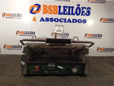 LOTE 320 - 01 CHAPA  PANINI SUPREMO GRILL FRISADA WARING 230V - WPG250BZL. (NO ESTADO) ATENÇÃO! FAZER A VISITAÇÃO ANTES DE ARREMATAR, NÃO SABEMOS SE FUNCIONA. LEILÃO NÃO TEM GARANTIA E NEM DEVOLUÇÃO, SUJEITO A POSSÍVEIS AVARIAS VISÍVEIS/OCULTAS E/OU AUSÊNCIA DE COMPONENTES.