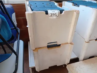 LOTE 325 - 02 CAIXAS COM GELO REUTILIZÁVEL (NO ESTADO) ATENÇÃO! FAZER A VISITAÇÃO ANTES DE ARREMATAR, NÃO SABEMOS SE FUNCIONA. LEILÃO NÃO TEM GARANTIA E NEM DEVOLUÇÃO, SUJEITO A POSSÍVEIS AVARIAS VISÍVEIS/OCULTAS E/OU AUSÊNCIA DE COMPONENTES.