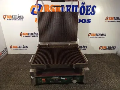 LOTE 320 - 01 CHAPA  PANINI SUPREMO GRILL FRISADA WARING 230V - WPG250BZL. (NO ESTADO) ATENÇÃO! FAZER A VISITAÇÃO ANTES DE ARREMATAR, NÃO SABEMOS SE FUNCIONA. LEILÃO NÃO TEM GARANTIA E NEM DEVOLUÇÃO, SUJEITO A POSSÍVEIS AVARIAS VISÍVEIS/OCULTAS E/OU AUSÊNCIA DE COMPONENTES.