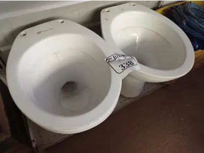 LOTE 338 - 02 VASOS SANITÁRIOS (NO ESTADO) ATENÇÃO! FAZER A VISITAÇÃO ANTES DE ARREMATAR, NÃO SABEMOS SE FUNCIONA. LEILÃO NÃO TEM GARANTIA E NEM DEVOLUÇÃO, SUJEITO A POSSÍVEIS AVARIAS VISÍVEIS/OCULTAS E/OU AUSÊNCIA DE COMPONENTES.