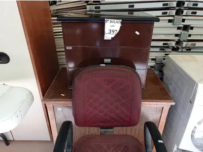 LOTE 397 - 01 MESINHA DE CABECEIRA, 01 BAU EM MADEIRA  E 01 CADEIRA (NO ESTADO) ATENÇÃO! FAZER A VISITAÇÃO ANTES DE ARREMATAR, NÃO SABEMOS SE FUNCIONA. LEILÃO NÃO TEM GARANTIA E NEM DEVOLUÇÃO, SUJEITO A POSSÍVEIS AVARIAS VISÍVEIS/OCULTAS E/OU AUSÊNCIA DE COMPONENTES.
