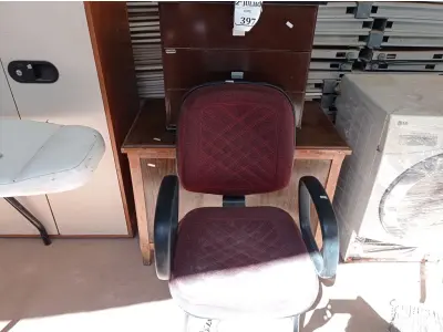 LOTE 397 - 01 MESINHA DE CABECEIRA, 01 BAU EM MADEIRA  E 01 CADEIRA (NO ESTADO) ATENÇÃO! FAZER A VISITAÇÃO ANTES DE ARREMATAR, NÃO SABEMOS SE FUNCIONA. LEILÃO NÃO TEM GARANTIA E NEM DEVOLUÇÃO, SUJEITO A POSSÍVEIS AVARIAS VISÍVEIS/OCULTAS E/OU AUSÊNCIA DE COMPONENTES.