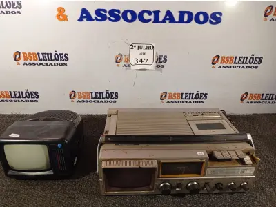 LOTE 347 - 01 TV/RADIO PRECISION E 01 TV/RADIO/CASSETE BAKOSONIC (ANTIGO E FUNCIONANDO) (NO ESTADO) ATENÇÃO! FAZER A VISITAÇÃO ANTES DE ARREMATAR, NÃO SABEMOS SE FUNCIONA. LEILÃO NÃO TEM GARANTIA E NEM DEVOLUÇÃO, SUJEITO A POSSÍVEIS AVARIAS VISÍVEIS/OCULTAS E/OU AUSÊNCIA DE COMPONENTES.