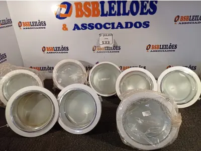 LOTE 133 - 08 LUMINÁRIAS. (NO ESTADO) ATENÇÃO! FAZER A VISITAÇÃO ANTES DE ARREMATAR, NÃO SABEMOS SE FUNCIONA. LEILÃO NÃO TEM GARANTIA E NEM DEVOLUÇÃO, SUJEITO A POSSÍVEIS AVARIAS VISÍVEIS/OCULTAS E/OU AUSÊNCIA DE COMPONENTES.