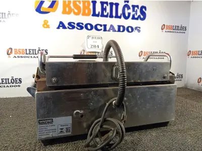 LOTE 320 - 01 CHAPA  PANINI SUPREMO GRILL FRISADA WARING 230V - WPG250BZL. (NO ESTADO) ATENÇÃO! FAZER A VISITAÇÃO ANTES DE ARREMATAR, NÃO SABEMOS SE FUNCIONA. LEILÃO NÃO TEM GARANTIA E NEM DEVOLUÇÃO, SUJEITO A POSSÍVEIS AVARIAS VISÍVEIS/OCULTAS E/OU AUSÊNCIA DE COMPONENTES.