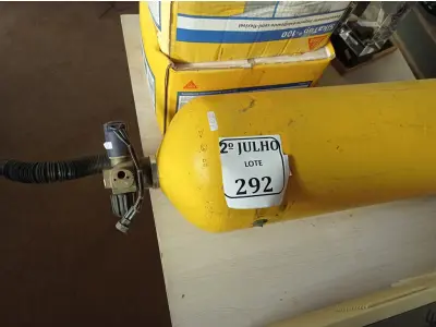 LOTE 292 - 01 CILINDRO GNV PARA CARRO (NO ESTADO) ATENÇÃO! FAZER A VISITAÇÃO ANTES DE ARREMATAR, NÃO SABEMOS SE FUNCIONA. LEILÃO NÃO TEM GARANTIA E NEM DEVOLUÇÃO, SUJEITO A POSSÍVEIS AVARIAS VISÍVEIS/OCULTAS E/OU AUSÊNCIA DE COMPONENTES.