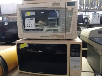 LOTE 220 - 03 MICROONDAS DIVERSOS SEM PRATOS (NO ESTADO) ATENÇÃO! FAZER A VISITAÇÃO ANTES DE ARREMATAR, NÃO SABEMOS SE FUNCIONA. LEILÃO NÃO TEM GARANTIA E NEM DEVOLUÇÃO, SUJEITO A POSSÍVEIS AVARIAS VISÍVEIS/OCULTAS E/OU AUSÊNCIA DE COMPONENTES.
