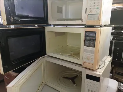 LOTE 188 - 03 MICROONDAS MARCAS E MODELOS DIVERSOS SENDO 01 COM PRATO (NO ESTADO) ATENÇÃO! FAZER A VISITAÇÃO ANTES DE ARREMATAR, NÃO SABEMOS SE FUNCIONA. LEILÃO NÃO TEM GARANTIA E NEM DEVOLUÇÃO, SUJEITO A POSSÍVEIS AVARIAS VISÍVEIS/OCULTAS E/OU AUSÊNCIA DE COMPONENTES.