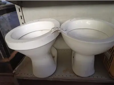 LOTE 338 - 02 VASOS SANITÁRIOS (NO ESTADO) ATENÇÃO! FAZER A VISITAÇÃO ANTES DE ARREMATAR, NÃO SABEMOS SE FUNCIONA. LEILÃO NÃO TEM GARANTIA E NEM DEVOLUÇÃO, SUJEITO A POSSÍVEIS AVARIAS VISÍVEIS/OCULTAS E/OU AUSÊNCIA DE COMPONENTES.