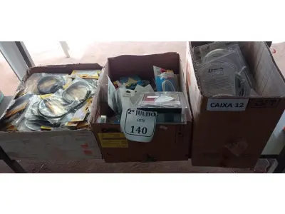 LOTE 140 - CAIXAS COM CABOS E ADAPTADORES (NO ESTADO) ATENÇÃO! FAZER A VISITAÇÃO ANTES DE ARREMATAR, NÃO SABEMOS SE FUNCIONA. LEILÃO NÃO TEM GARANTIA E NEM DEVOLUÇÃO, SUJEITO A POSSÍVEIS AVARIAS VISÍVEIS/OCULTAS E/OU AUSÊNCIA DE COMPONENTES.