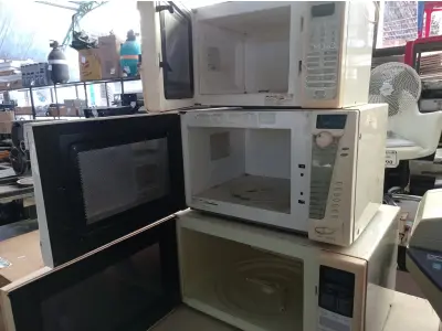 LOTE 220 - 03 MICROONDAS DIVERSOS SEM PRATOS (NO ESTADO) ATENÇÃO! FAZER A VISITAÇÃO ANTES DE ARREMATAR, NÃO SABEMOS SE FUNCIONA. LEILÃO NÃO TEM GARANTIA E NEM DEVOLUÇÃO, SUJEITO A POSSÍVEIS AVARIAS VISÍVEIS/OCULTAS E/OU AUSÊNCIA DE COMPONENTES.