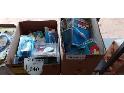 LOTE 140 - CAIXAS COM CABOS E ADAPTADORES (NO ESTADO) ATENÇÃO! FAZER A VISITAÇÃO ANTES DE ARREMATAR, NÃO SABEMOS SE FUNCIONA. LEILÃO NÃO TEM GARANTIA E NEM DEVOLUÇÃO, SUJEITO A POSSÍVEIS AVARIAS VISÍVEIS/OCULTAS E/OU AUSÊNCIA DE COMPONENTES.