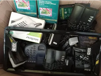 LOTE 303 - 01 CAIXAS COM VÁRIOS APARELHOS TELEFÔNICO FIXO (NO ESTADO) ATENÇÃO! FAZER A VISITAÇÃO ANTES DE ARREMATAR, NÃO SABEMOS SE FUNCIONA. LEILÃO NÃO TEM GARANTIA E NEM DEVOLUÇÃO, SUJEITO A POSSÍVEIS AVARIAS VISÍVEIS/OCULTAS E/OU AUSÊNCIA DE COMPONENTES.