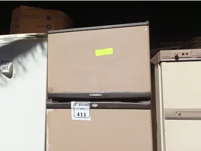 LOTE 411 - 01 GELADEIRA BRASTEMP 220V (NO ESTADO) ATENÇÃO! FAZER A VISITAÇÃO ANTES DE ARREMATAR, NÃO SABEMOS SE FUNCIONA. LEILÃO NÃO TEM GARANTIA E NEM DEVOLUÇÃO, SUJEITO A POSSÍVEIS AVARIAS VISÍVEIS/OCULTAS E/OU AUSÊNCIA DE COMPONENTES.