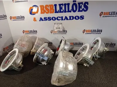 LOTE 133 - 08 LUMINÁRIAS. (NO ESTADO) ATENÇÃO! FAZER A VISITAÇÃO ANTES DE ARREMATAR, NÃO SABEMOS SE FUNCIONA. LEILÃO NÃO TEM GARANTIA E NEM DEVOLUÇÃO, SUJEITO A POSSÍVEIS AVARIAS VISÍVEIS/OCULTAS E/OU AUSÊNCIA DE COMPONENTES.