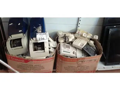 LOTE 256 - 02 CAIXAS COM TELEFONES FIXO E 02 IMPRESSORAS DE CARTÃO (NO ESTADO) ATENÇÃO! FAZER A VISITAÇÃO ANTES DE ARREMATAR, NÃO SABEMOS SE FUNCIONA. LEILÃO NÃO TEM GARANTIA E NEM DEVOLUÇÃO, SUJEITO A POSSÍVEIS AVARIAS VISÍVEIS/OCULTAS E/OU AUSÊNCIA DE COMPONENTES.