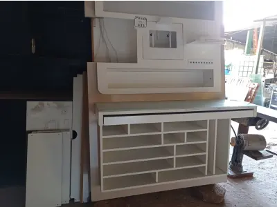 LOTE 433 - 01 EXPOSITOR PARA LOJA (NO ESTADO) ATENÇÃO! FAZER A VISITAÇÃO ANTES DE ARREMATAR, NÃO SABEMOS SE FUNCIONA. LEILÃO NÃO TEM GARANTIA E NEM DEVOLUÇÃO, SUJEITO A POSSÍVEIS AVARIAS VISÍVEIS/OCULTAS E/OU AUSÊNCIA DE COMPONENTES.