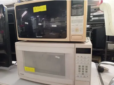 LOTE 188 - 03 MICROONDAS MARCAS E MODELOS DIVERSOS SENDO 01 COM PRATO (NO ESTADO) ATENÇÃO! FAZER A VISITAÇÃO ANTES DE ARREMATAR, NÃO SABEMOS SE FUNCIONA. LEILÃO NÃO TEM GARANTIA E NEM DEVOLUÇÃO, SUJEITO A POSSÍVEIS AVARIAS VISÍVEIS/OCULTAS E/OU AUSÊNCIA DE COMPONENTES.