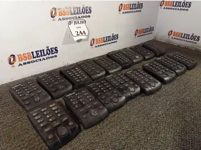 LOTE 244 - 01 LOTE COM HEADSETS MARCAS E MODELOS DIVERSOS. (NO ESTADO) ATENÇÃO! FAZER A VISITAÇÃO ANTES DE ARREMATAR, NÃO SABEMOS SE FUNCIONA. LEILÃO NÃO TEM GARANTIA E NEM DEVOLUÇÃO, SUJEITO A POSSÍVEIS AVARIAS VISÍVEIS/OCULTAS E/OU AUSÊNCIA DE COMPONENTES.