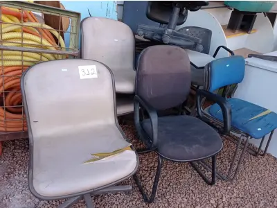 LOTE 312 - 11 CADEIRAS DIVERSAS. (NO ESTADO) ATENÇÃO! FAZER A VISITAÇÃO ANTES DE ARREMATAR, NÃO SABEMOS SE FUNCIONA. LEILÃO NÃO TEM GARANTIA E NEM DEVOLUÇÃO, SUJEITO A POSSÍVEIS AVARIAS VISÍVEIS/OCULTAS E/OU AUSÊNCIA DE COMPONENTES.