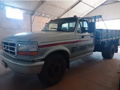 LOTE 010 - 01 CAMINHÃO FORD/F4000 TURBO 4.3T, MOTOR X10 MWM DIESEL, ANO 1997/97, COR PRATA, SEM DÉBITOS , ESTA COM ENTRADA DE AR.(NO ESTADO)