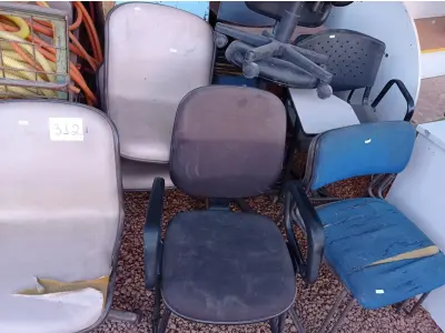LOTE 312 - 11 CADEIRAS DIVERSAS. (NO ESTADO) ATENÇÃO! FAZER A VISITAÇÃO ANTES DE ARREMATAR, NÃO SABEMOS SE FUNCIONA. LEILÃO NÃO TEM GARANTIA E NEM DEVOLUÇÃO, SUJEITO A POSSÍVEIS AVARIAS VISÍVEIS/OCULTAS E/OU AUSÊNCIA DE COMPONENTES.