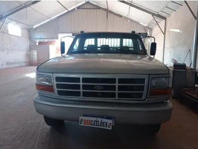 LOTE 010 - 01 CAMINHÃO FORD/F4000 TURBO 4.3T, MOTOR X10 MWM DIESEL, ANO 1997/97, COR PRATA, SEM DÉBITOS , ESTA COM ENTRADA DE AR.(NO ESTADO)