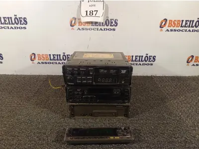 LOTE 187 - 03 APARELHOS DE SOM AUTOMOTIVO PARA RETIRADA DE PEÇAS. (NO ESTADO) ATENÇÃO! FAZER A VISITAÇÃO ANTES DE ARREMATAR, NÃO SABEMOS SE FUNCIONA. LEILÃO NÃO TEM GARANTIA E NEM DEVOLUÇÃO, SUJEITO A POSSÍVEIS AVARIAS VISÍVEIS/OCULTAS E/OU AUSÊNCIA DE COMPONENTES.