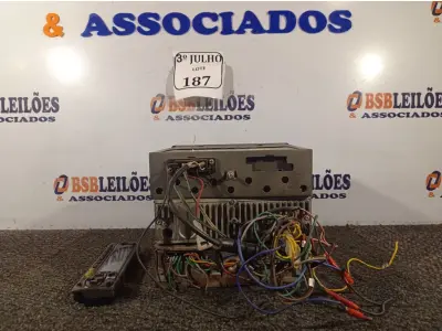 LOTE 187 - 03 APARELHOS DE SOM AUTOMOTIVO PARA RETIRADA DE PEÇAS. (NO ESTADO) ATENÇÃO! FAZER A VISITAÇÃO ANTES DE ARREMATAR, NÃO SABEMOS SE FUNCIONA. LEILÃO NÃO TEM GARANTIA E NEM DEVOLUÇÃO, SUJEITO A POSSÍVEIS AVARIAS VISÍVEIS/OCULTAS E/OU AUSÊNCIA DE COMPONENTES.