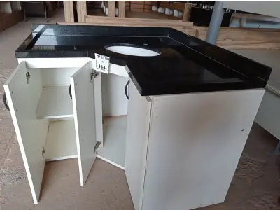 LOTE 444 - 01 ARMÁRIO DE CANTO PARA BANHEIRO COM PIA E PEDRA EM GRANITO (NO ESTADO) ATENÇÃO! FAZER A VISITAÇÃO ANTES DE ARREMATAR, NÃO SABEMOS SE FUNCIONA. LEILÃO NÃO TEM GARANTIA E NEM DEVOLUÇÃO, SUJEITO A POSSÍVEIS AVARIAS VISÍVEIS/OCULTAS E/OU AUSÊNCIA DE COMPONENTES.