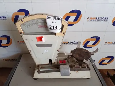 LOTE 214 - 01 BALANÇA ANTIGA COM CAPACIDADE MÁXIMA DE 10 KG INCOMPLETA. (NO ESTADO) ATENÇÃO! FAZER A VISITAÇÃO ANTES DE ARREMATAR, NÃO SABEMOS SE FUNCIONA. LEILÃO NÃO TEM GARANTIA E NEM DEVOLUÇÃO, SUJEITO A POSSÍVEIS AVARIAS VISÍVEIS/OCULTAS E/OU AUSÊNCIA DE COMPONENTES.