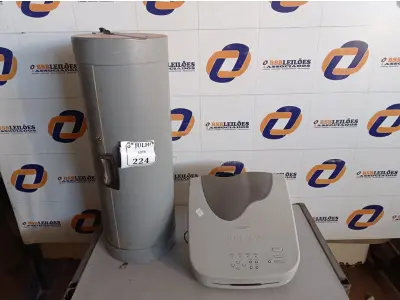 LOTE 224 - 01 PROJETOR MULTIMÍDIA MARCA SONY COM TELA. (NO ESTADO) ATENÇÃO! FAZER A VISITAÇÃO ANTES DE ARREMATAR, NÃO SABEMOS SE FUNCIONA. LEILÃO NÃO TEM GARANTIA E NEM DEVOLUÇÃO, SUJEITO A POSSÍVEIS AVARIAS VISÍVEIS/OCULTAS E/OU AUSÊNCIA DE COMPONENTES.