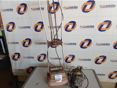 LOTE 220 - 01 ENCERADEIRA ANTIGA E 01 BOMBA D’ÁGUA. (NO ESTADO) ATENÇÃO! FAZER A VISITAÇÃO ANTES DE ARREMATAR, NÃO SABEMOS SE FUNCIONA. LEILÃO NÃO TEM GARANTIA E NEM DEVOLUÇÃO, SUJEITO A POSSÍVEIS AVARIAS VISÍVEIS/OCULTAS E/OU AUSÊNCIA DE COMPONENTES.