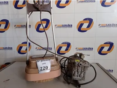 LOTE 220 - 01 ENCERADEIRA ANTIGA E 01 BOMBA D’ÁGUA. (NO ESTADO) ATENÇÃO! FAZER A VISITAÇÃO ANTES DE ARREMATAR, NÃO SABEMOS SE FUNCIONA. LEILÃO NÃO TEM GARANTIA E NEM DEVOLUÇÃO, SUJEITO A POSSÍVEIS AVARIAS VISÍVEIS/OCULTAS E/OU AUSÊNCIA DE COMPONENTES.