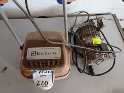 LOTE 220 - 01 ENCERADEIRA ANTIGA E 01 BOMBA D’ÁGUA. (NO ESTADO) ATENÇÃO! FAZER A VISITAÇÃO ANTES DE ARREMATAR, NÃO SABEMOS SE FUNCIONA. LEILÃO NÃO TEM GARANTIA E NEM DEVOLUÇÃO, SUJEITO A POSSÍVEIS AVARIAS VISÍVEIS/OCULTAS E/OU AUSÊNCIA DE COMPONENTES.