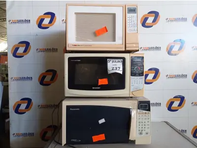 LOTE 237 - 03 MICRO-ONDAS PARA RETIRADA DE PEÇAS SEM PRATO. (NO ESTADO) ATENÇÃO! FAZER A VISITAÇÃO ANTES DE ARREMATAR, NÃO SABEMOS SE FUNCIONA. LEILÃO NÃO TEM GARANTIA E NEM DEVOLUÇÃO, SUJEITO A POSSÍVEIS AVARIAS VISÍVEIS/OCULTAS E/OU AUSÊNCIA DE COMPONENTES.