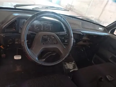 LOTE 010 - 01 CAMINHÃO FORD/F4000 TURBO 4.3T, MOTOR X10 MWM DIESEL, ANO 1997/97, COR PRATA, SEM DÉBITOS , ESTA COM ENTRADA DE AR.(NO ESTADO)