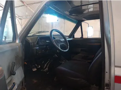 LOTE 010 - 01 CAMINHÃO FORD/F4000 TURBO 4.3T, MOTOR X10 MWM DIESEL, ANO 1997/97, COR PRATA, SEM DÉBITOS , ESTA COM ENTRADA DE AR.(NO ESTADO)
