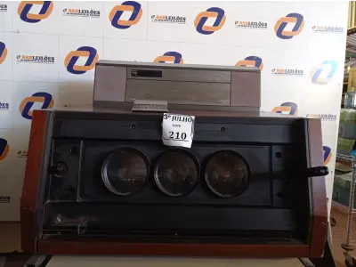 LOTE 210 - 01 COLOR VIDEO PROJETOR SYSTEM VÍDEOSCOPE KP-5040 COM CONTROLE. (NO ESTADO) ATENÇÃO! FAZER A VISITAÇÃO ANTES DE ARREMATAR, NÃO SABEMOS SE FUNCIONA. LEILÃO NÃO TEM GARANTIA E NEM DEVOLUÇÃO, SUJEITO A POSSÍVEIS AVARIAS VISÍVEIS/OCULTAS E/OU AUSÊNCIA DE COMPONENTES.