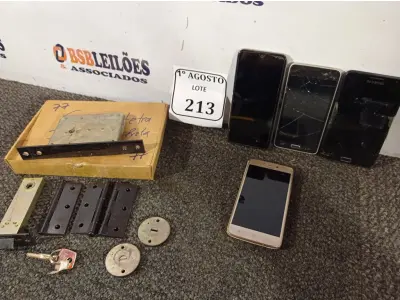 LOTE 213 - 02 FECHADURAS TETRA COM 03 DOBRADIÇAS PRETAS E 04 APARELHOS CELULARES PARA RETIRADA DE PEÇAS. (NO ESTADO) ATENÇÃO! FAZER A VISITAÇÃO ANTES DE ARREMATAR, NÃO SABEMOS SE FUNCIONA. LEILÃO NÃO TEM GARANTIA E NEM DEVOLUÇÃO, SUJEITO A POSSÍVEIS AVARIAS VISÍVEIS/OCULTAS E/OU AUSÊNCIA DE COMPONENTES.