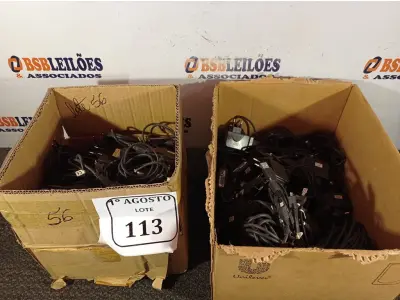 LOTE 113 - 01 CAIXA COM VÁRIOS CARREGADORES DE CELULAR. (NO ESTADO) ATENÇÃO! FAZER A VISITAÇÃO ANTES DE ARREMATAR, NÃO SABEMOS SE FUNCIONA. LEILÃO NÃO TEM GARANTIA E NEM DEVOLUÇÃO, SUJEITO A POSSÍVEIS AVARIAS VISÍVEIS/OCULTAS E/OU AUSÊNCIA DE COMPONENTES.