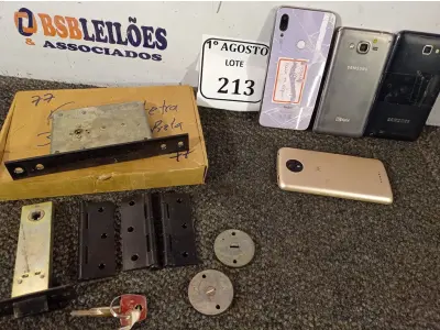 LOTE 213 - 02 FECHADURAS TETRA COM 03 DOBRADIÇAS PRETAS E 04 APARELHOS CELULARES PARA RETIRADA DE PEÇAS. (NO ESTADO) ATENÇÃO! FAZER A VISITAÇÃO ANTES DE ARREMATAR, NÃO SABEMOS SE FUNCIONA. LEILÃO NÃO TEM GARANTIA E NEM DEVOLUÇÃO, SUJEITO A POSSÍVEIS AVARIAS VISÍVEIS/OCULTAS E/OU AUSÊNCIA DE COMPONENTES.