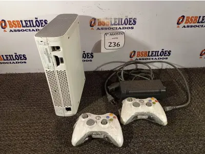 LOTE 236 - 01 XBOX 360 COM FONTE E 02 CONTROLES. (NO ESTADO) ATENÇÃO! FAZER A VISITAÇÃO ANTES DE ARREMATAR, NÃO SABEMOS SE FUNCIONA. LEILÃO NÃO TEM GARANTIA E NEM DEVOLUÇÃO, SUJEITO A POSSÍVEIS AVARIAS VISÍVEIS/OCULTAS E/OU AUSÊNCIA DE COMPONENTES.