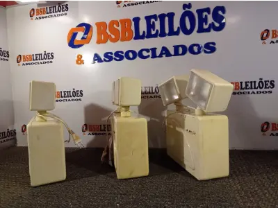 LOTE 193 - 02 LUMINÁRIAS DE EMERGÊNCIA DE LED. (NO ESTADO) ATENÇÃO! FAZER A VISITAÇÃO ANTES DE ARREMATAR, NÃO SABEMOS SE FUNCIONA. LEILÃO NÃO TEM GARANTIA E NEM DEVOLUÇÃO, SUJEITO A POSSÍVEIS AVARIAS VISÍVEIS/OCULTAS E/OU AUSÊNCIA DE COMPONENTES.