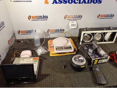 LOTE 201 - 01 CABO PARA CHUPETA, 01 SOM AUTOMOTIVO, 02 BALANÇAS DE PRECISÃO, 01 PROJETOR A LASER STAR LIGHT E 01 BOMBA PARA EXTRAÇÃO DE LEITE (NO ESTADO) ATENÇÃO! FAZER A VISITAÇÃO ANTES DE ARREMATAR, NÃO SABEMOS SE FUNCIONA. LEILÃO NÃO TEM GARANTIA E NEM DEVOLUÇÃO, SUJEITO A POSSÍVEIS AVARIAS VISÍVEIS/OCULTAS E/OU AUSÊNCIA DE COMPONENTES.