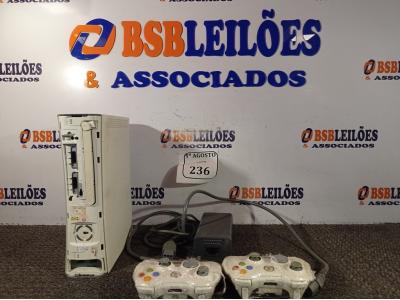 LOTE 236 - 01 XBOX 360 COM FONTE E 02 CONTROLES. (NO ESTADO) ATENÇÃO! FAZER A VISITAÇÃO ANTES DE ARREMATAR, NÃO SABEMOS SE FUNCIONA. LEILÃO NÃO TEM GARANTIA E NEM DEVOLUÇÃO, SUJEITO A POSSÍVEIS AVARIAS VISÍVEIS/OCULTAS E/OU AUSÊNCIA DE COMPONENTES.